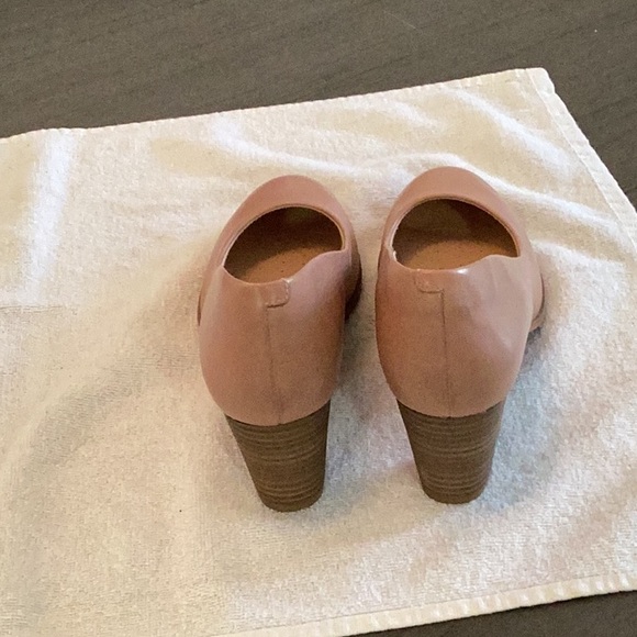 Clarks Cushion Plus stack heel pump. - Picture 3 of 4